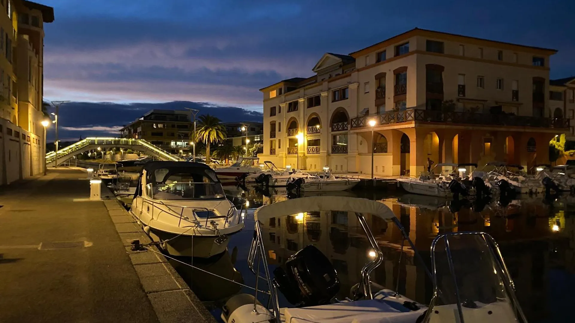 Chez Virginie : Appartement Lumineux Au Calme. Frejus Apartment